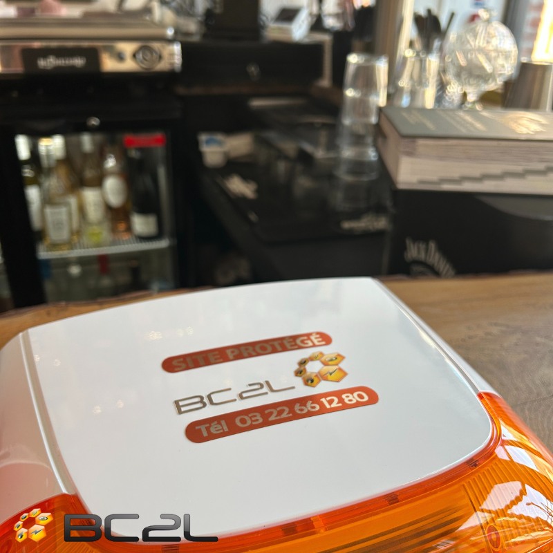 Installation d’un détecteur incendie par un technicien BC2L dans un bureau professionnel - BC2L Alarme et vidéoprotection