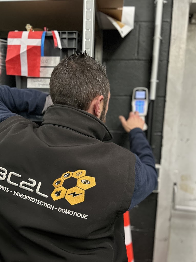 Technicien BC2L installant un système de sécurité dans un bâtiment professionnel - BC2L Alarme et vidéoprotection